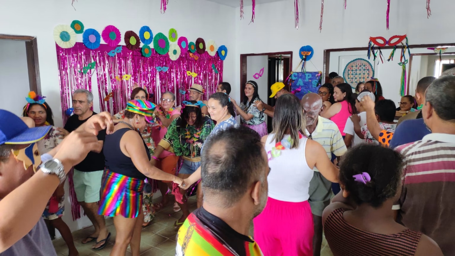 Usuários do CAPS Penedo caem na folia em ação alusiva ao carnaval