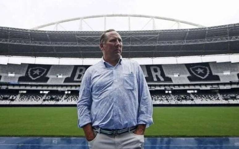 John Textor responde crítica de torcida organizada do Botafogo: 'É uma piada?'