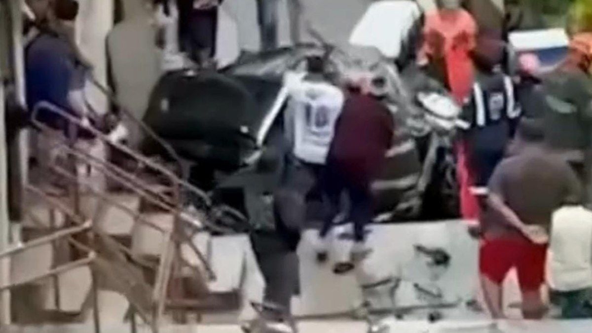 Motorista perdeu controle e carro caiu em escadaria