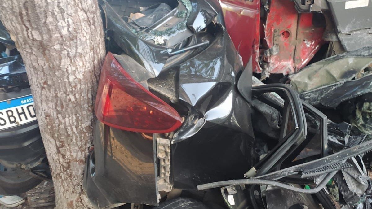 Batida entre carro e caminhão deixa 5 mortos no Ceará