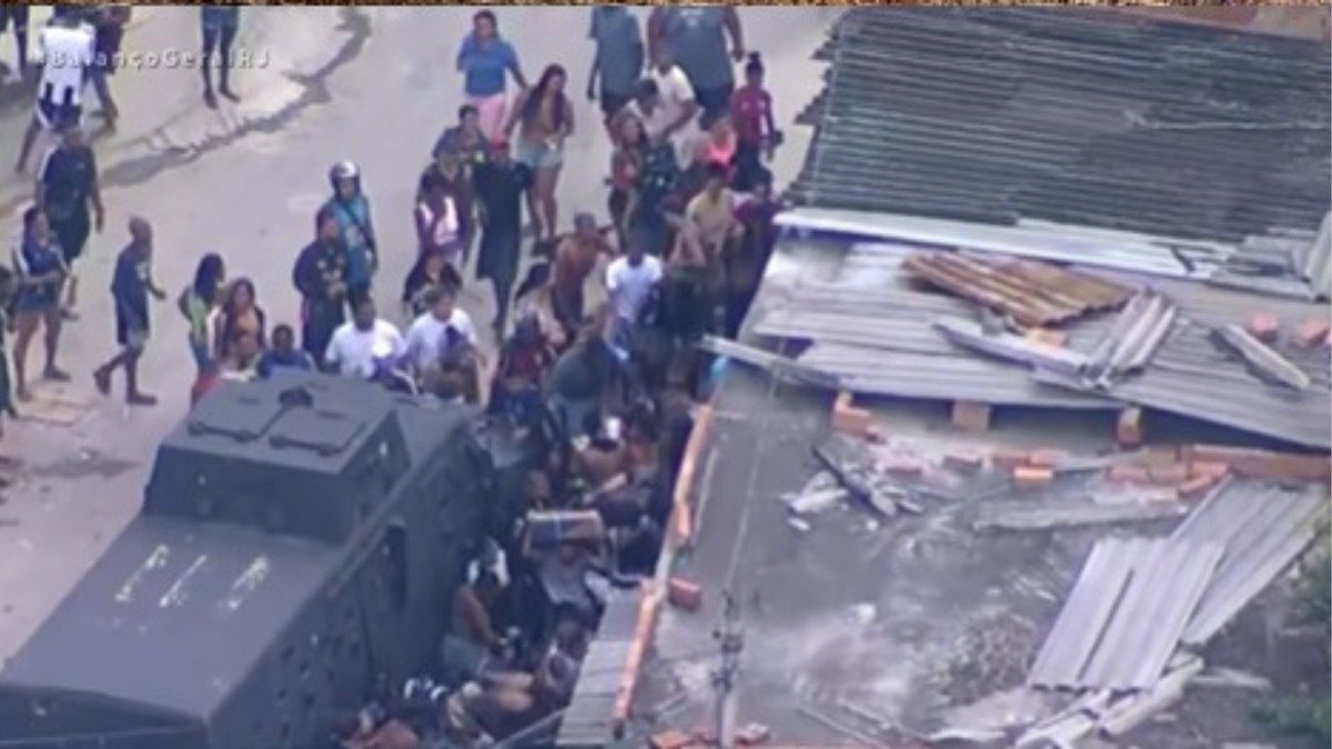 Moradores saqueiam carga e ignoram PM no Complexo