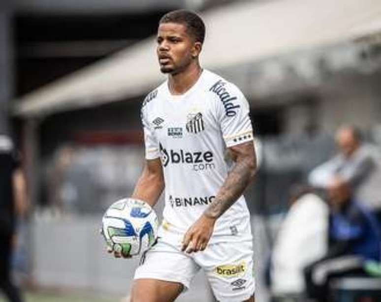 Kevyson sofre lesão no joelho e vira desfalque