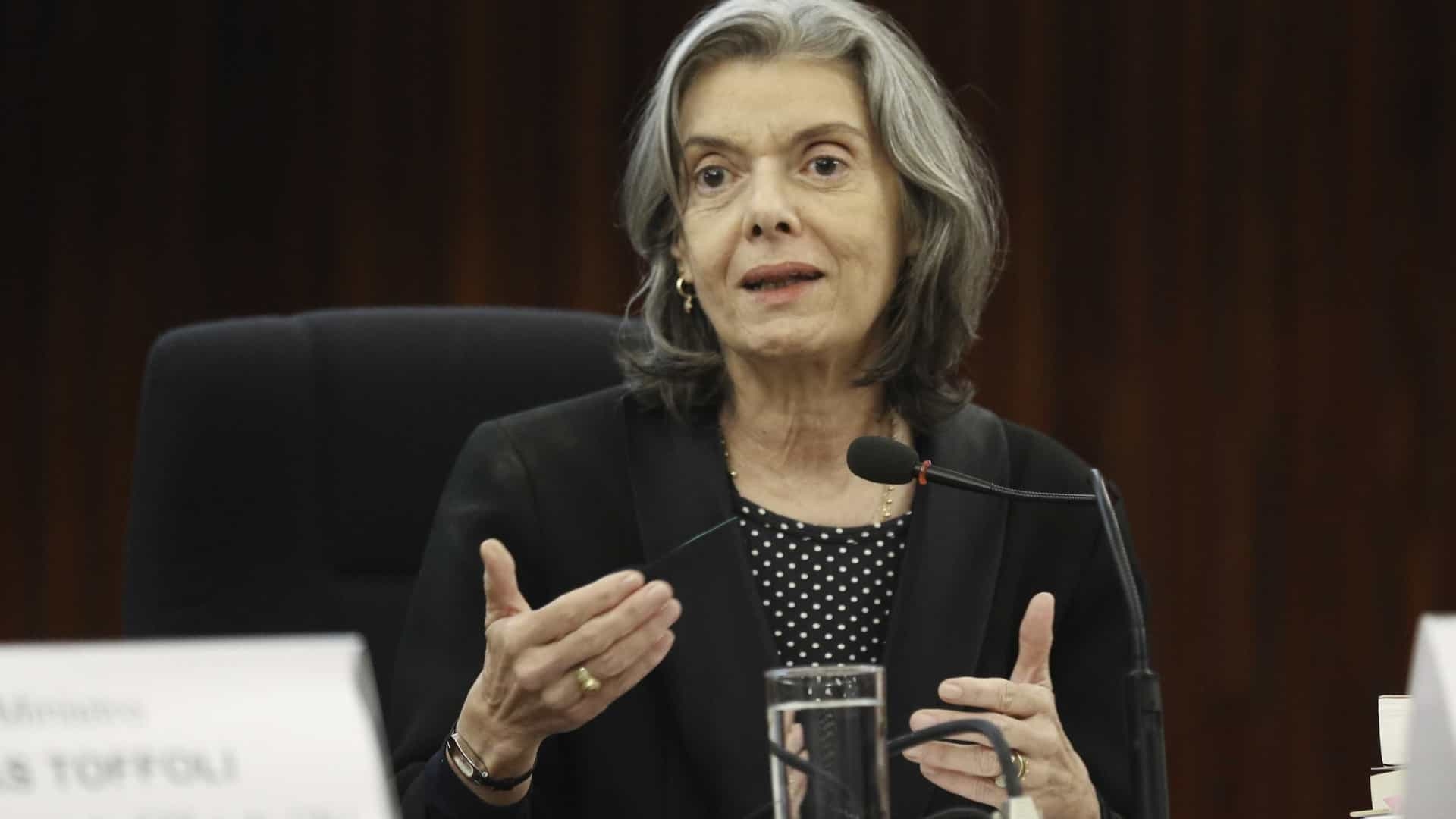 'Preço da preguiça cívica é mais tarde ter de lutar pela democracia', diz Cármen Lúcia a jovens