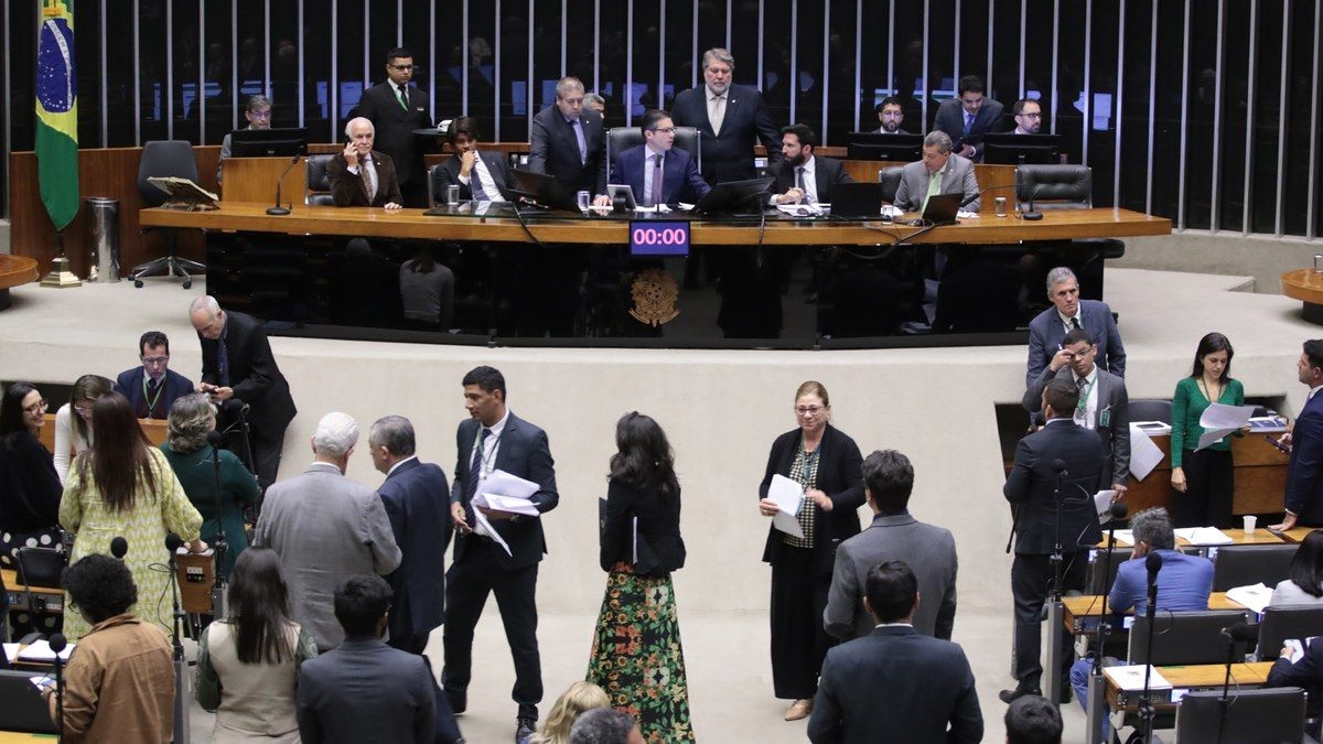 Deputados avaliam clima para votar Pacote da Paz