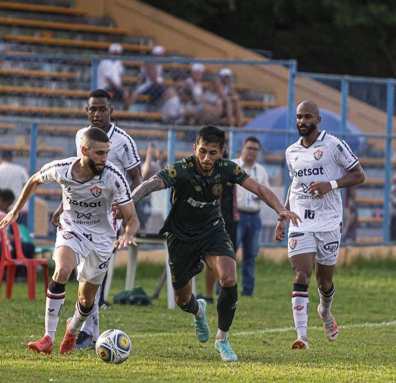 Léo Condé critica gramado e avalia o desempenho do Vitória na estreia da Copa do Nordeste