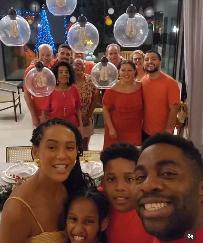 Taís Araújo e Lázaro Ramos surpreendem com registro raro ao lado dos filhos