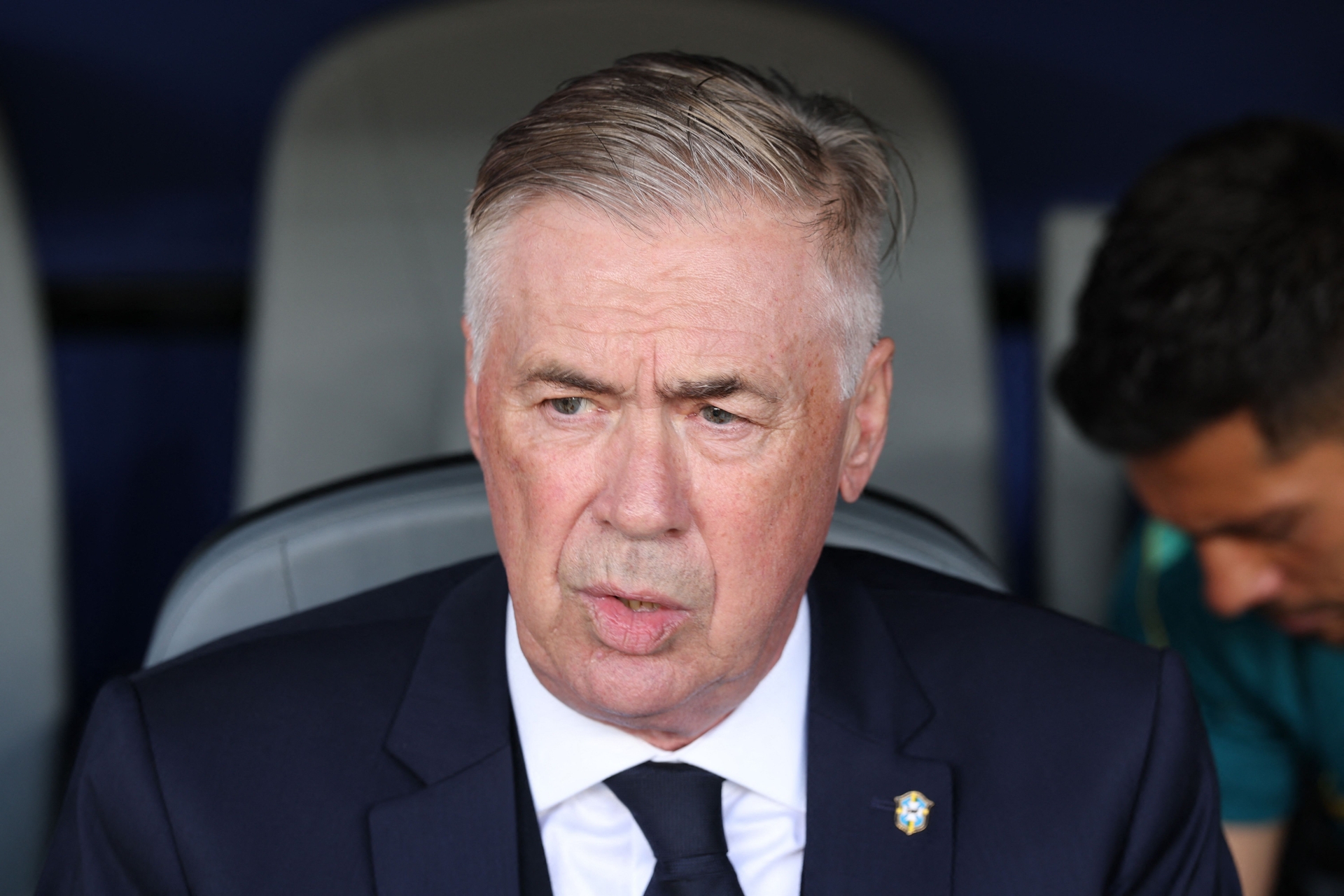 Por que Carlo Ancelotti masca chicletes durante os jogos