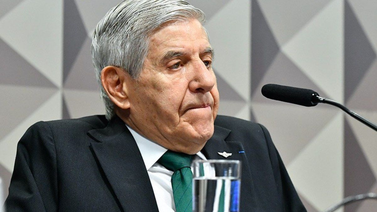 Augusto Heleno deixa Comando Militar para cumprir prisão domiciliar