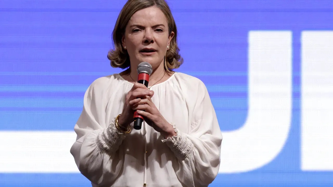 Ministra Gleisi Hoffmann critica governadores nas redes sociais