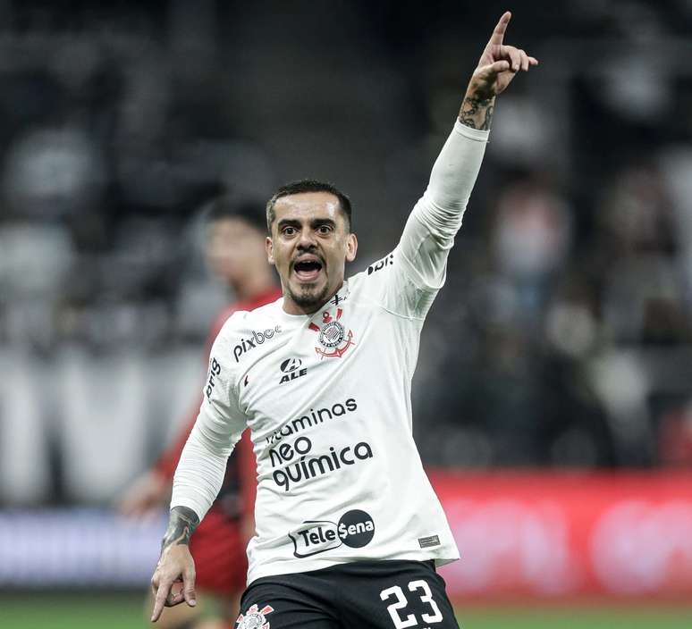 Fagner celebra 17 anos de carreira após vitória do Corinthians contra Athletico-PR: "Dia especial"