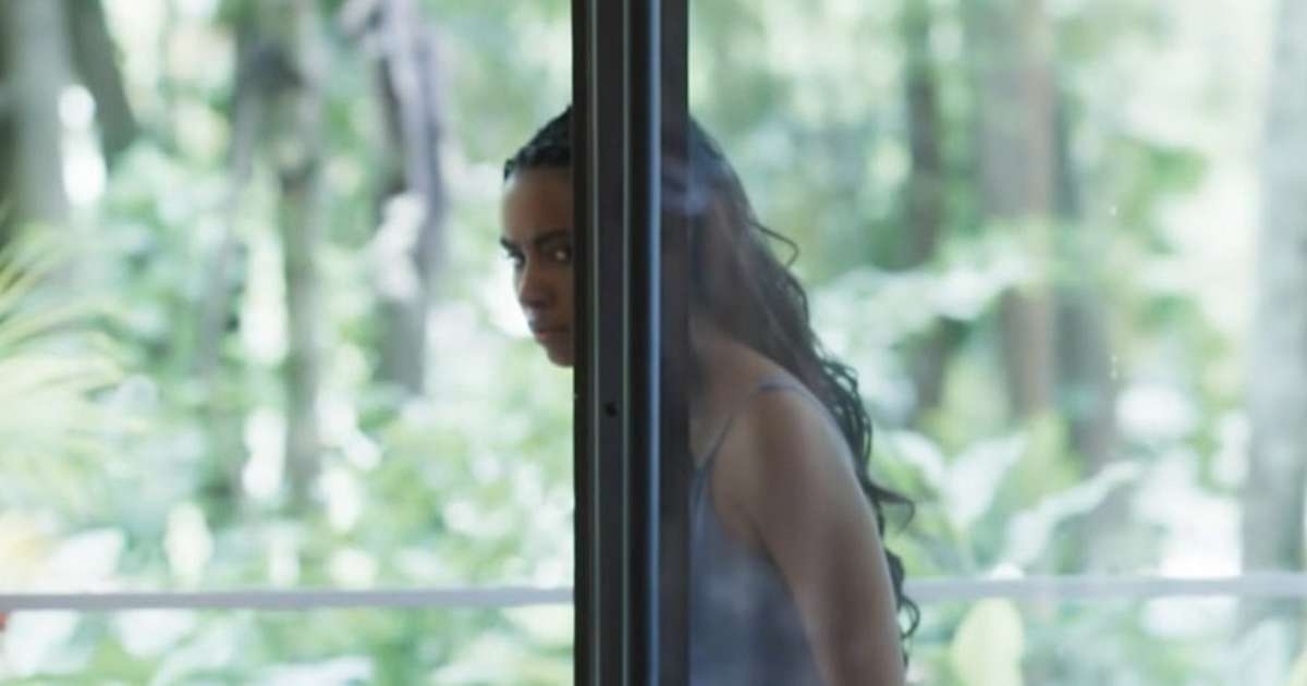 Mico na Globo: personagem invisível atrás de porta de vidro