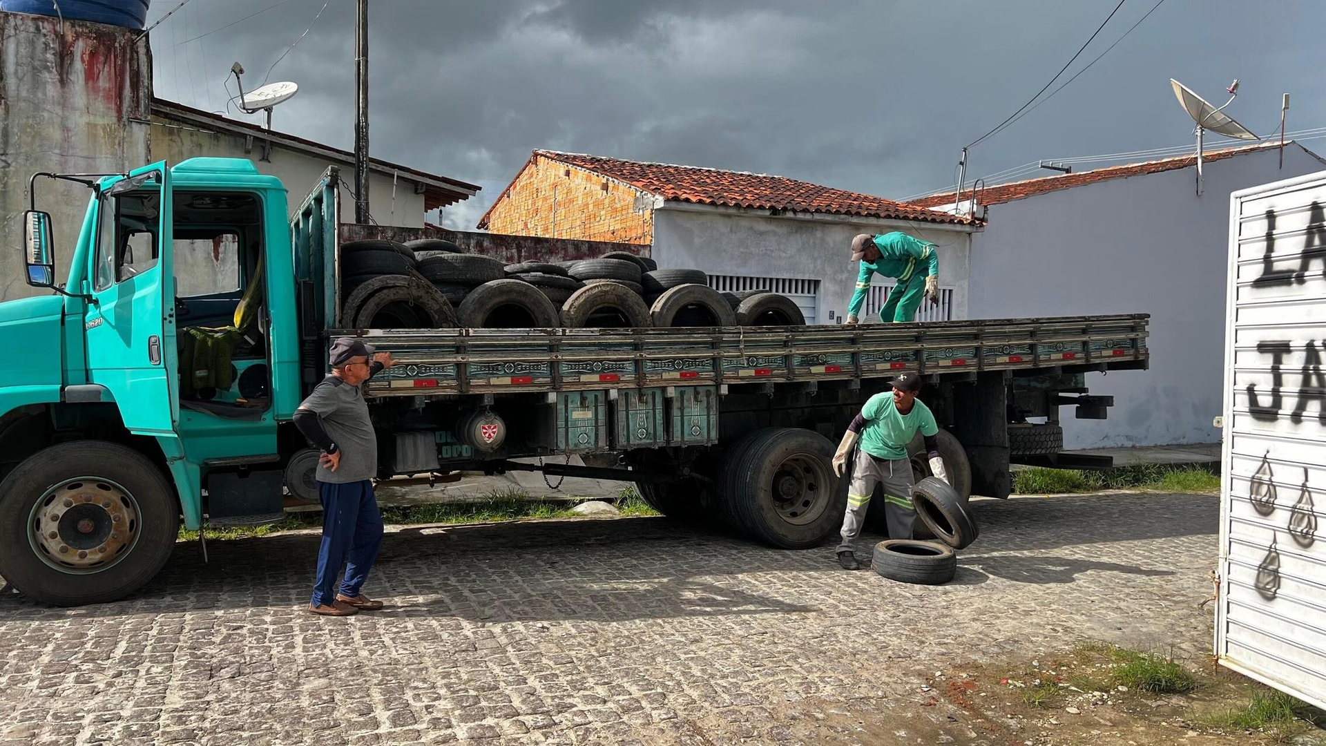 Penedo coleta 8 toneladas de pneus para saúde pública