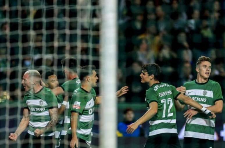 Sporting goleia o Estoril e segue na liderança do Português