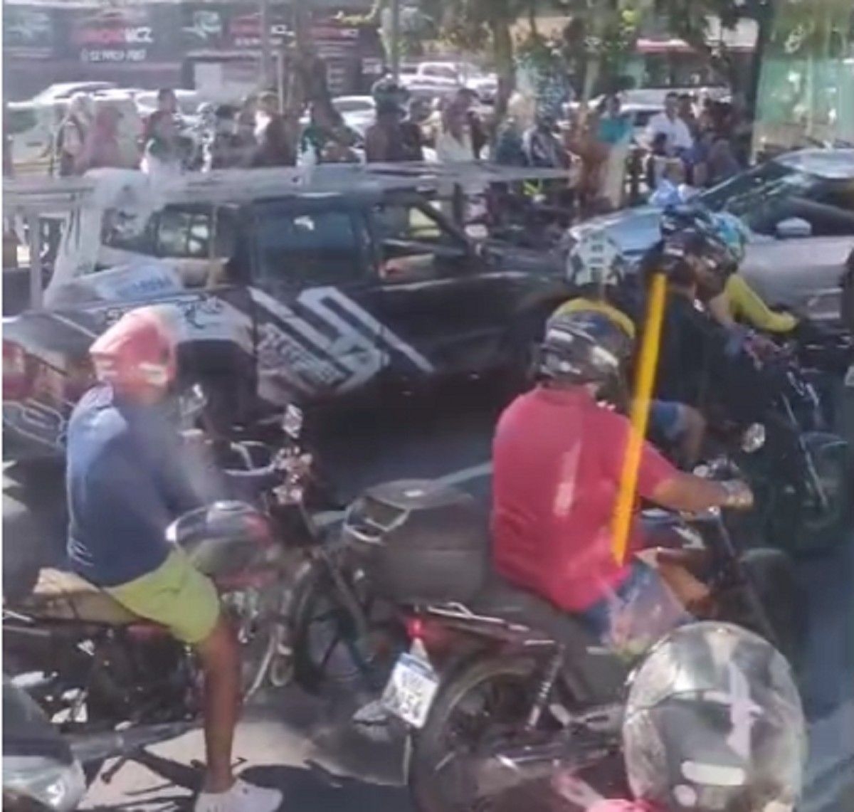 Acidente na Avenida Fernandes Lima envolve veículo e motocicletas