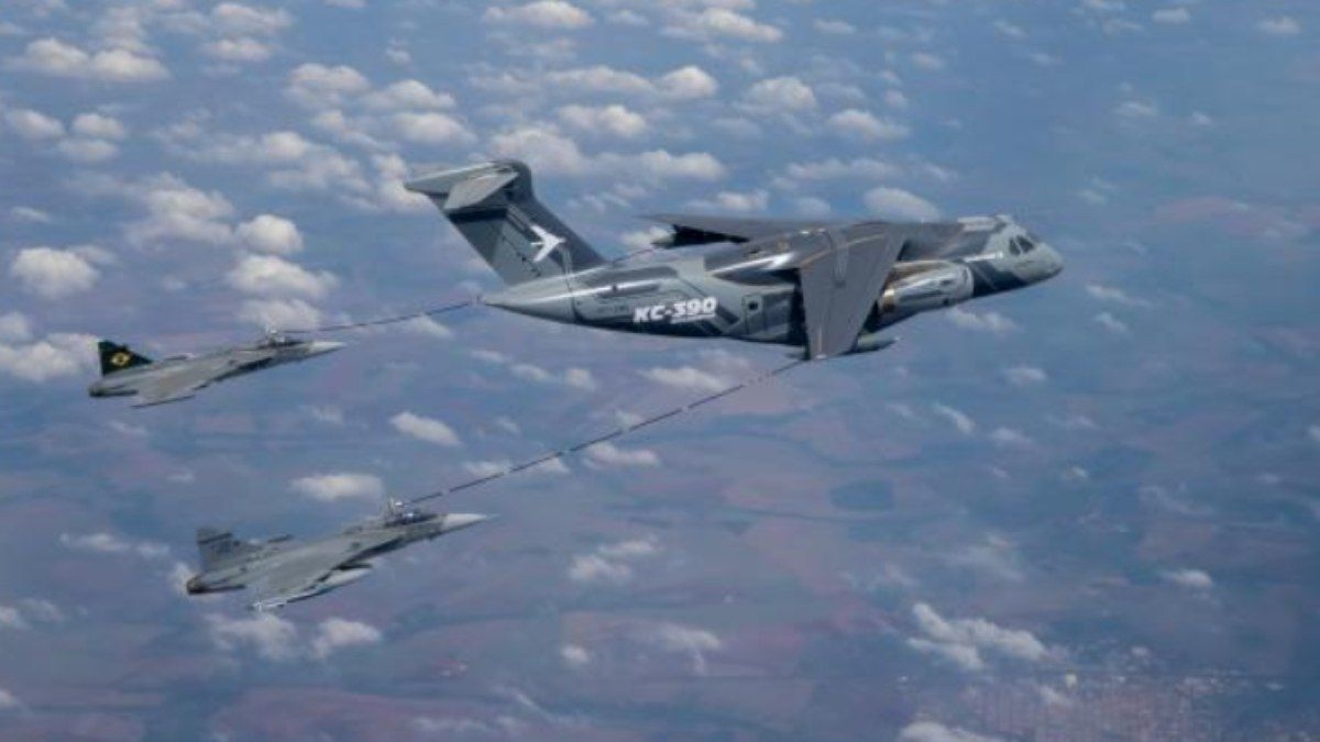 FAB amplia reabastecimento de jato em pleno voo
