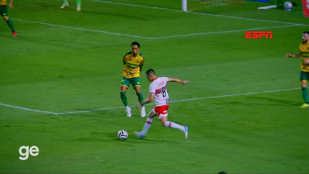 Arbitragem esclarece regra sobre puxão de camisa no futebol