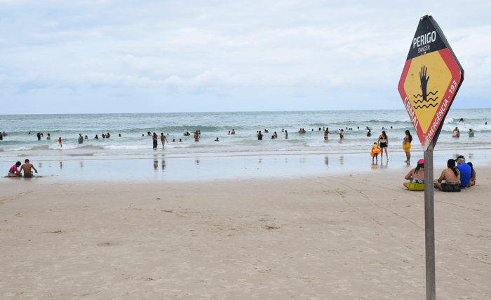 Surfista de MG é resgatado após ser arrastado por corrente em Alagoas