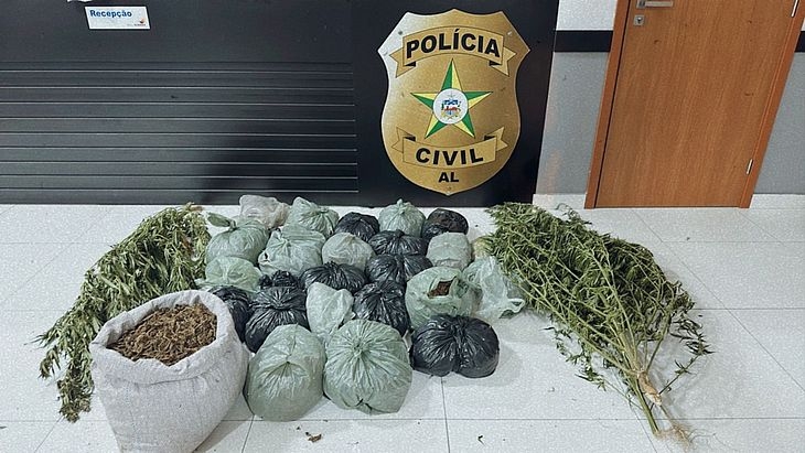 Polícia apreende 25kg de maconha e prende dois suspeitos de tráfico de drogas