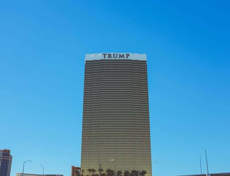 Veículo pega fogo e explode do lado de fora do saguão do hotel de Trump em Las Vegas