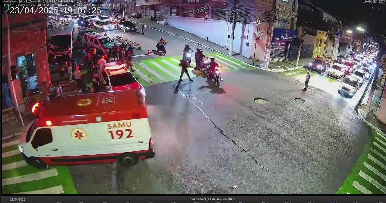 Acidente de ônibus em Maceió deixa motociclista ferido