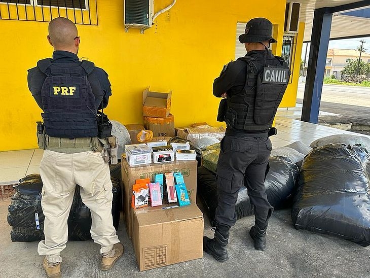 Roupas, celulares e eletrônicos são apreendidos sem nota fiscal dentro de ônibus, em São Sebastião