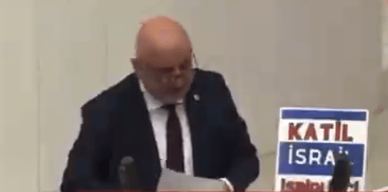 Deputado desmaia e sofre ataque cardíaco ao discursar contra Israel; veja vídeo