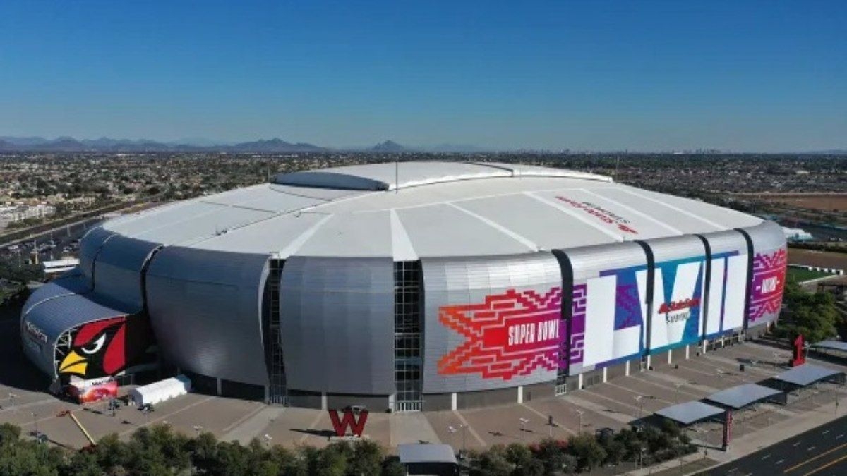 Falso policial armado é preso em memorial de Charlie Kirk