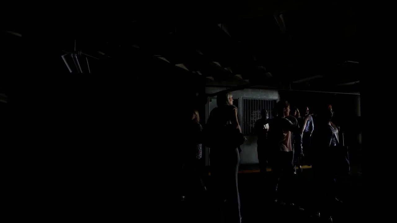 Moradores em SP enfrentam prejuízos após temporal e falta de luz