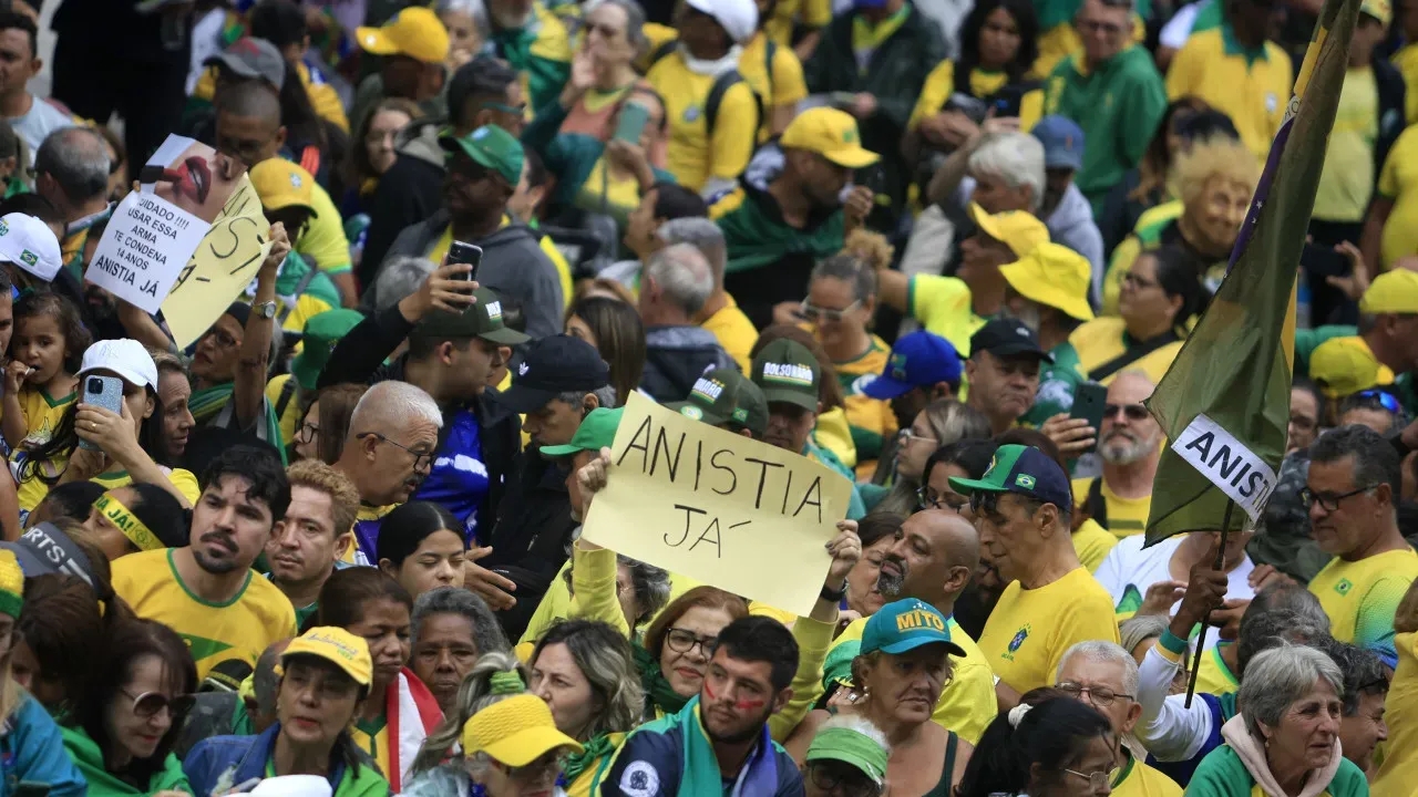 Manifestantes se reúnem na Paulista e Bolsonaro com governadores