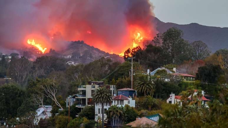 Pacific Palisades: o bairro das celebridades devastado por pior incêndio da história de Los Angeles