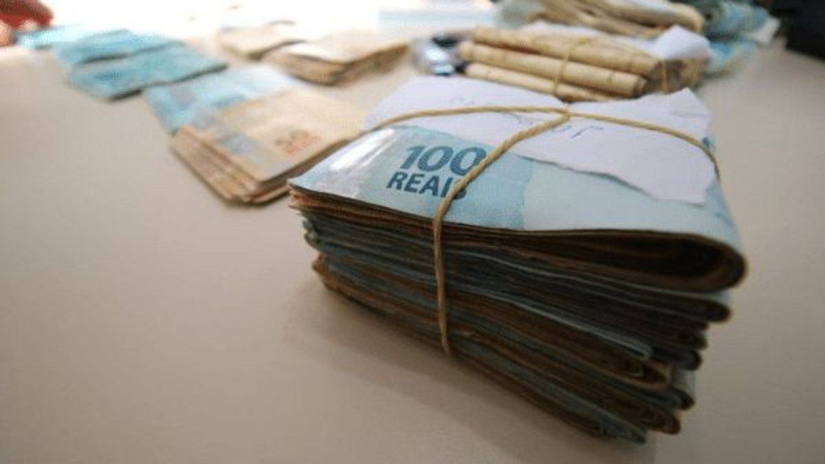 Homem é preso com R$100 mil e carro importado na Bahia