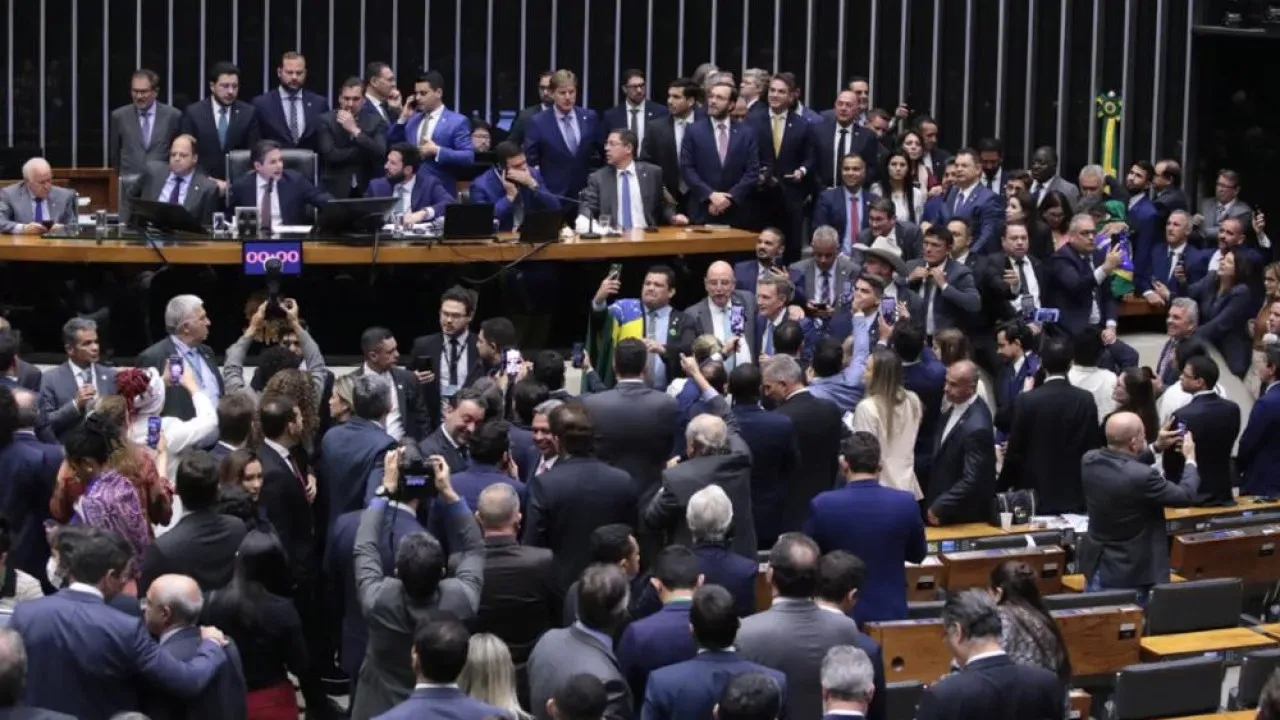 PEC que blinda deputados estaduais levanta polêmica em todo o Brasil