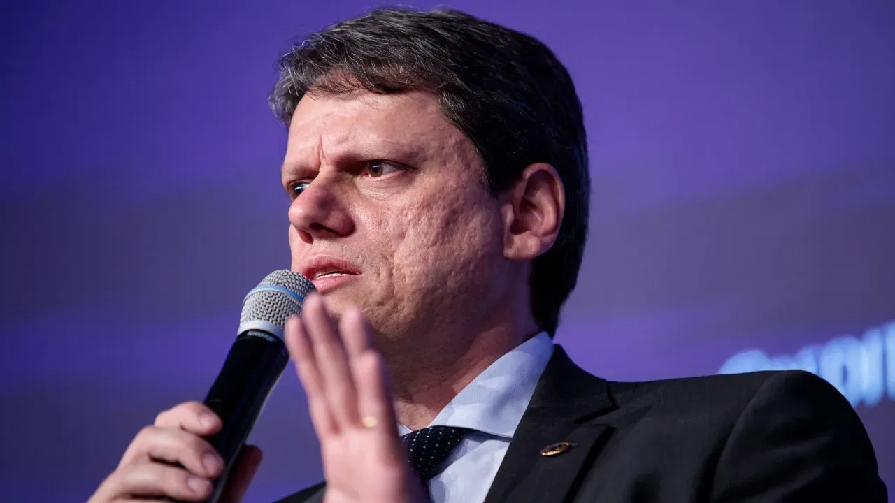Tarcísio ataca Haddad e o PT em resposta a críticas