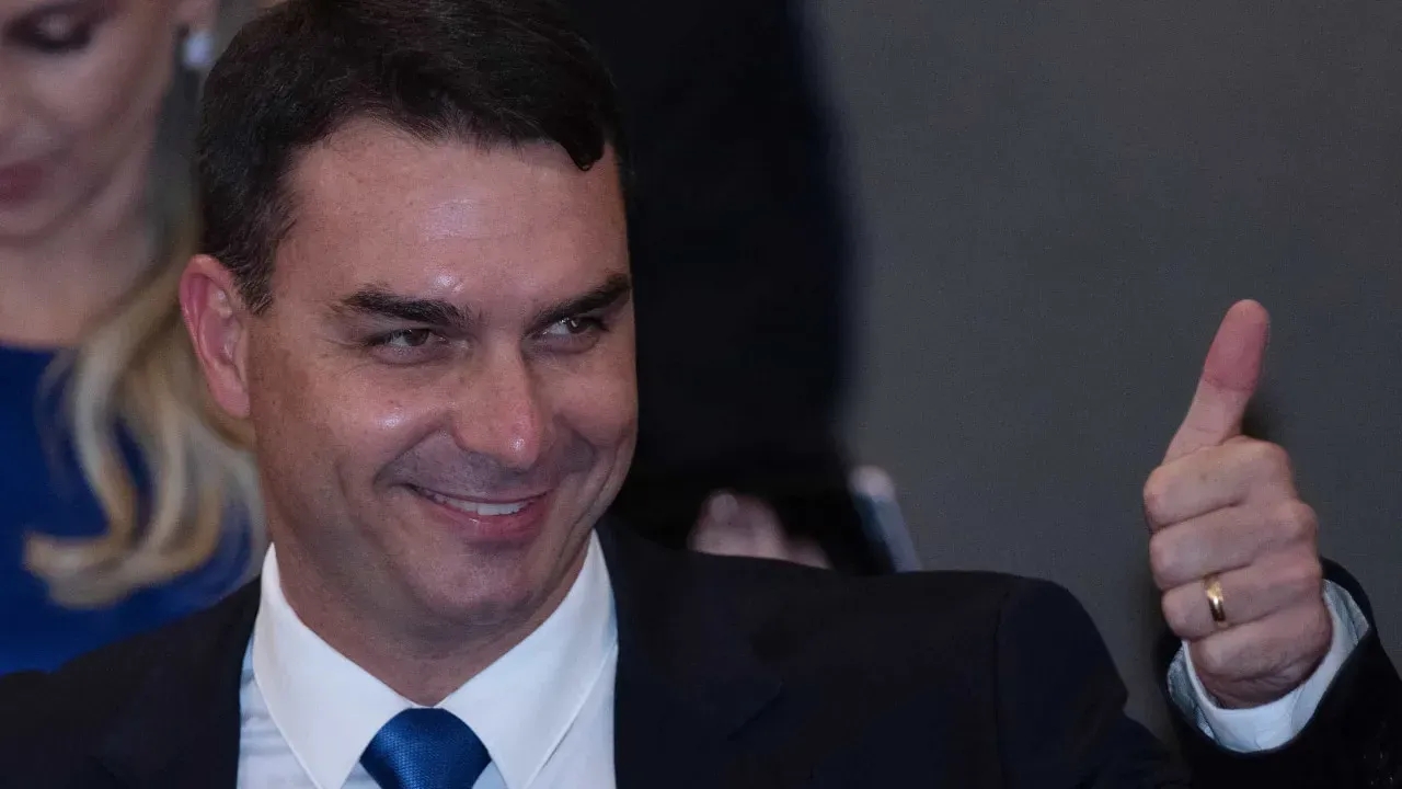 Flávio explica escolha de Bolsonaro em vez de Michelle