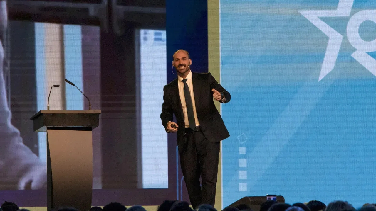 Eduardo Bolsonaro prevê sanções dos EUA por julgamento de Bolsonaro