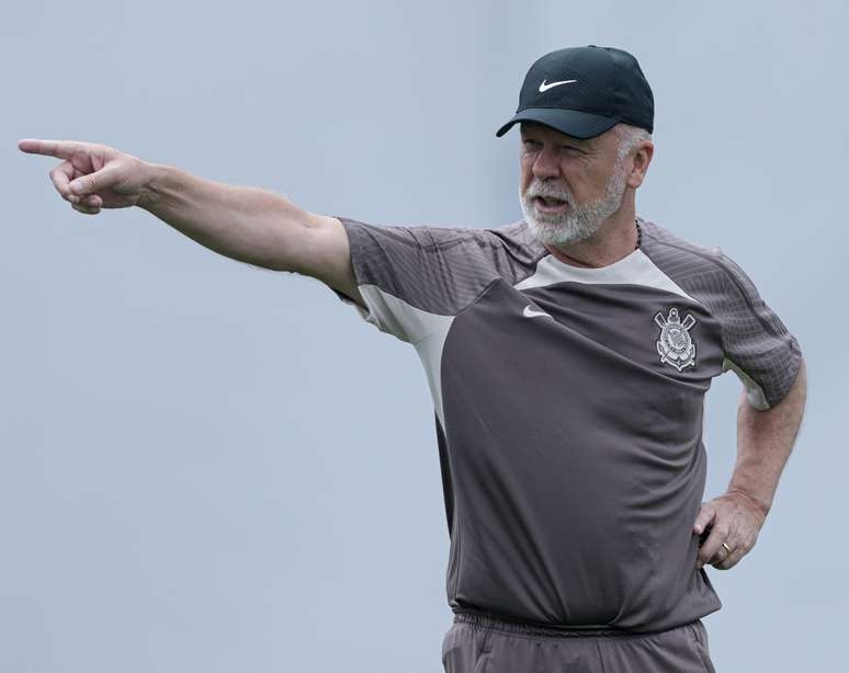 Com atividade tática e bolas paradas, Mano Menezes fecha preparação do Corinthians para duelo contra o Novorizontino