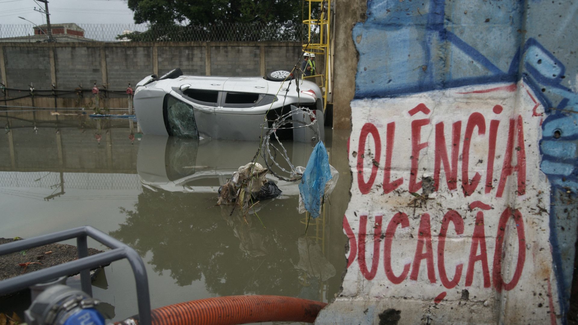 Forte chuva alaga ruas e deixa 9 mortos no Rio