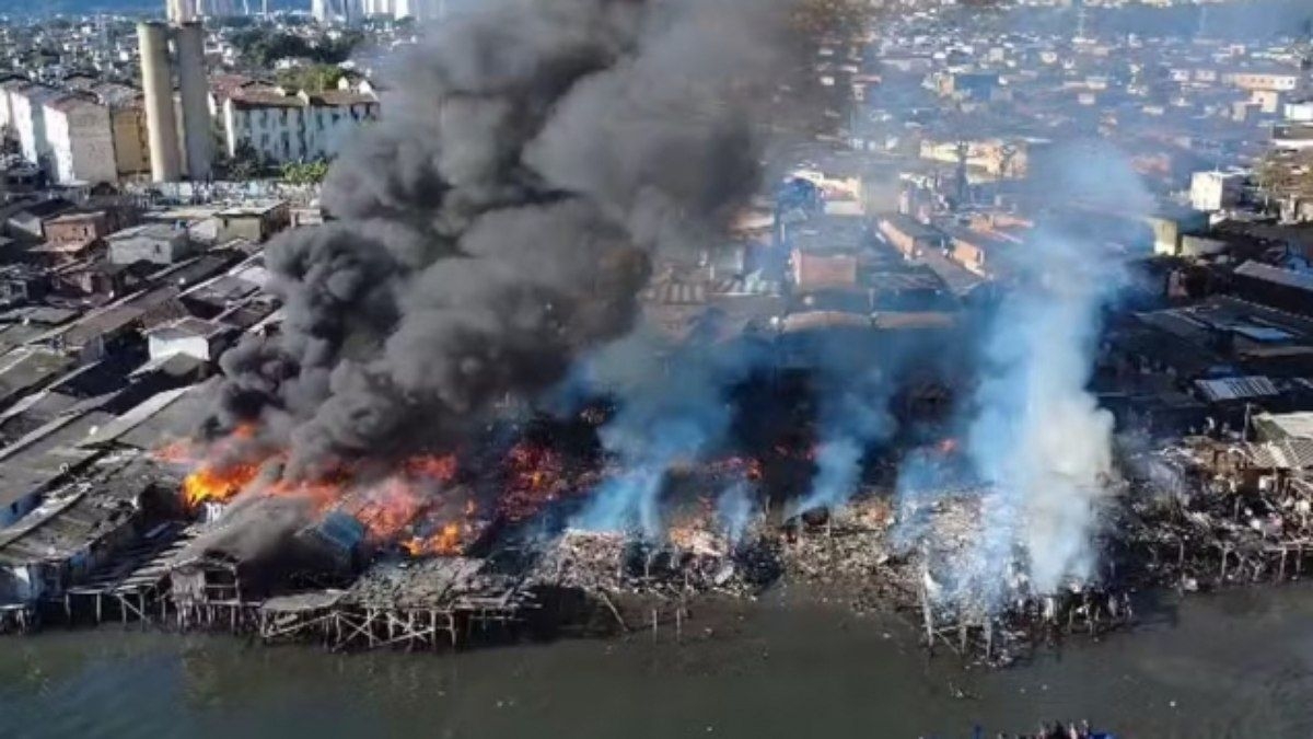 Incêndio devastador atinge favela de palafitas em Santos
