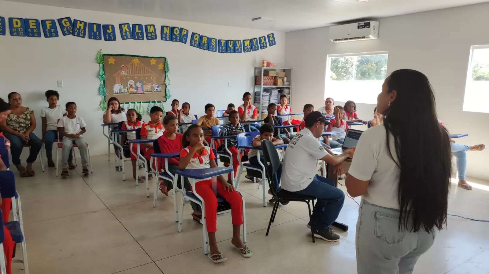 Programa Pet Amigo leva informações para estudantes da Ponta Mofina