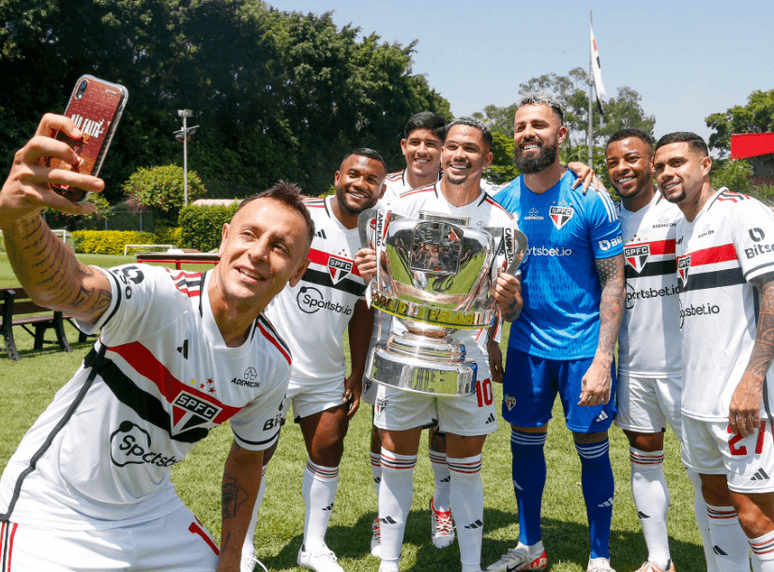 São Paulo reúne elenco para fotos com a taça da Copa do Brasil; veja galeria