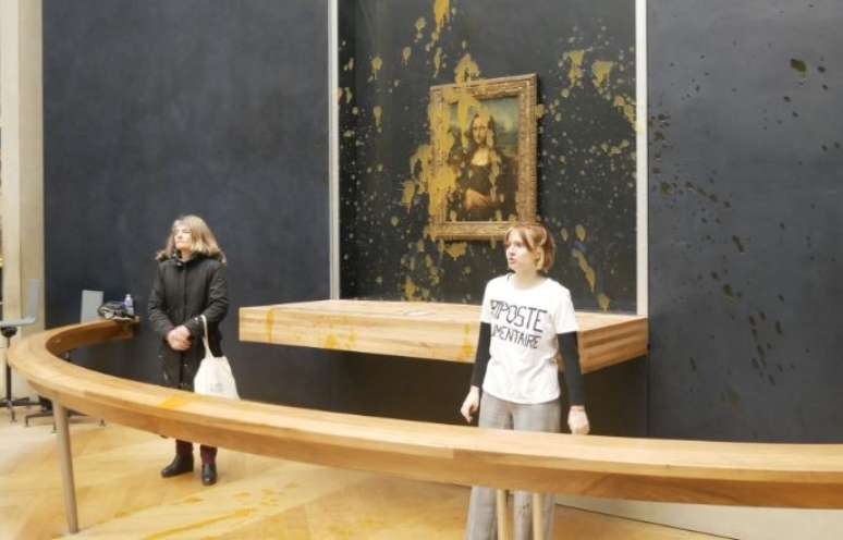 Ativistas atiram sopa contra o quadro da Mona Lisa no Louvre; assista