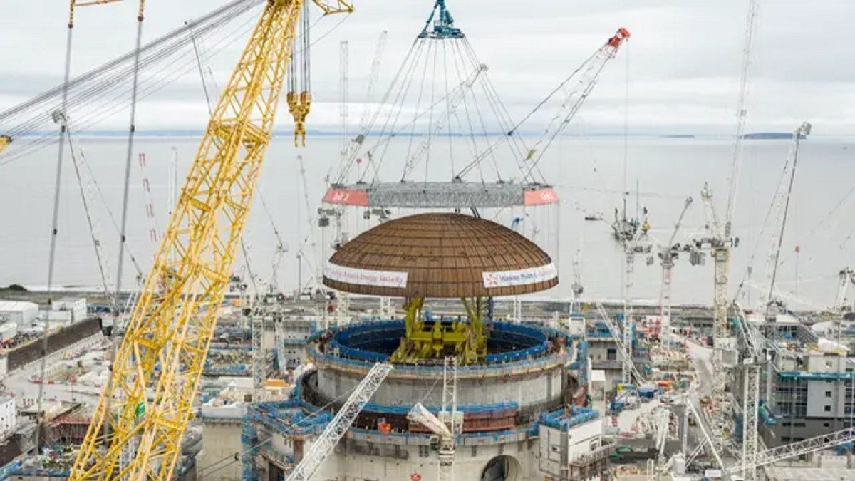 Guindaste gigante ergue cúpula de reator nuclear no Reino Unido