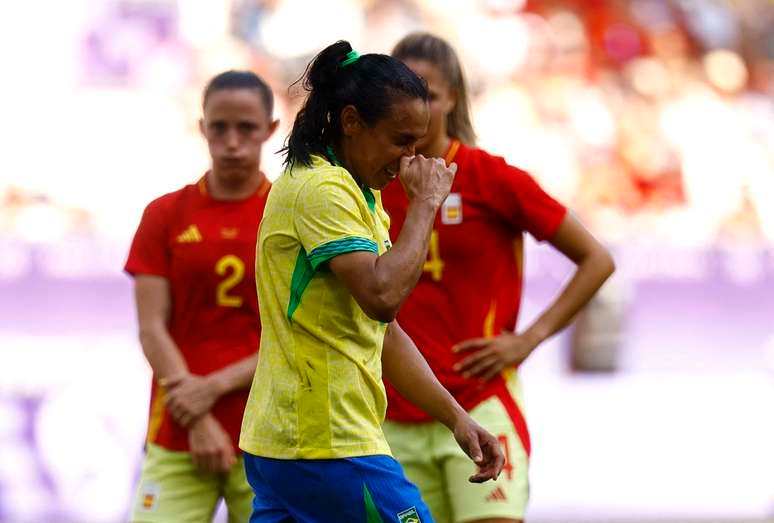 Jogos de Paris: Marta acerta 'voadora' em adversária, é expulsa e deixa campo chorando