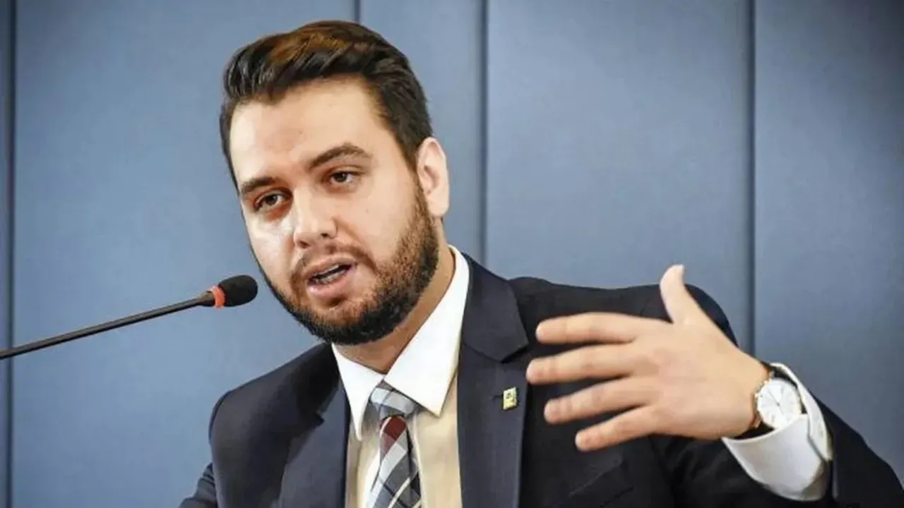 Ex-assessor de Bolsonaro busca apoio para defesa nos EUA