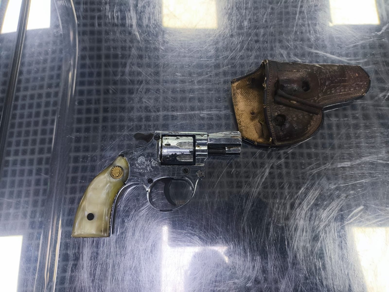 Jovem preso com arma em aeroporto de Maceió