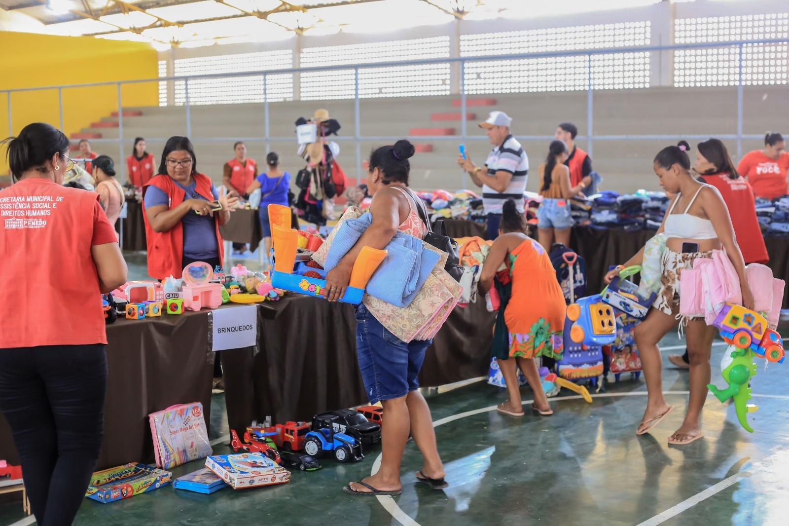 Bazar do Bem distribui mil itens para população carente