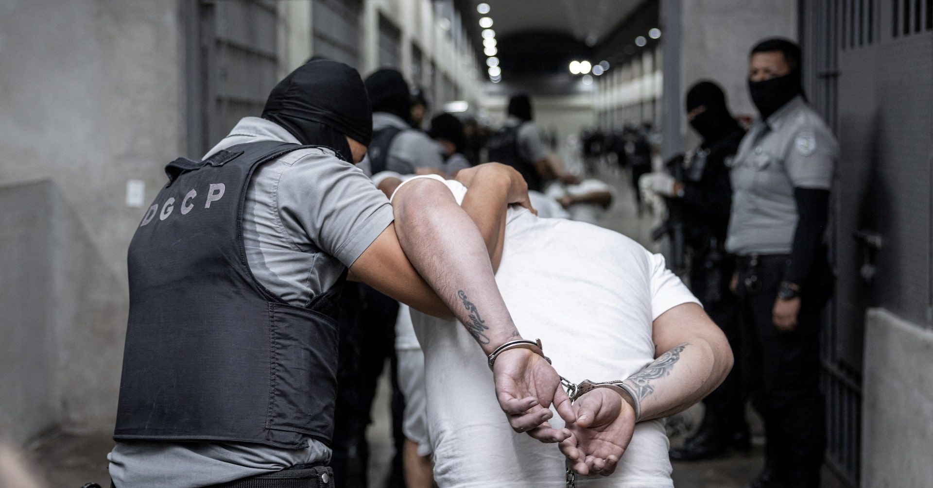 Trump Acelera Deportações com Lei dos Inimigos Alienígenas