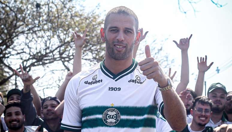 Coritiba e Slimani chegam em dia decisivo sobre o futuro do atacante que deve deixar o clube