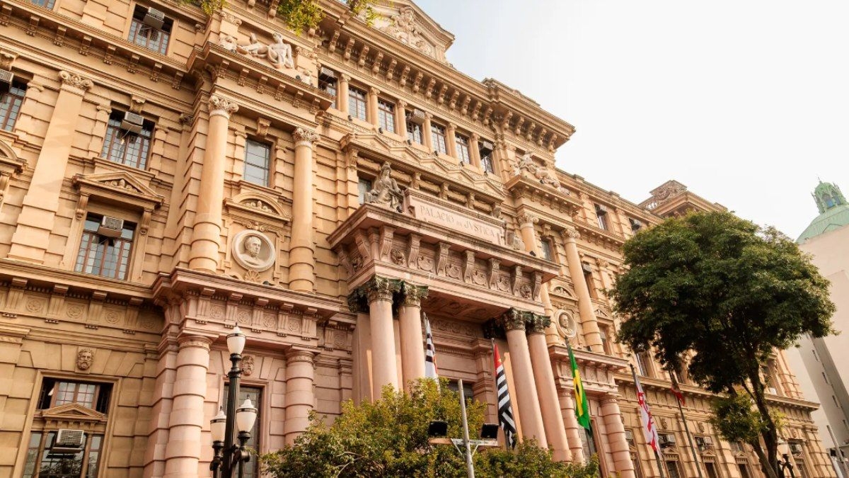 Influencer condenada por expor filha em rede social