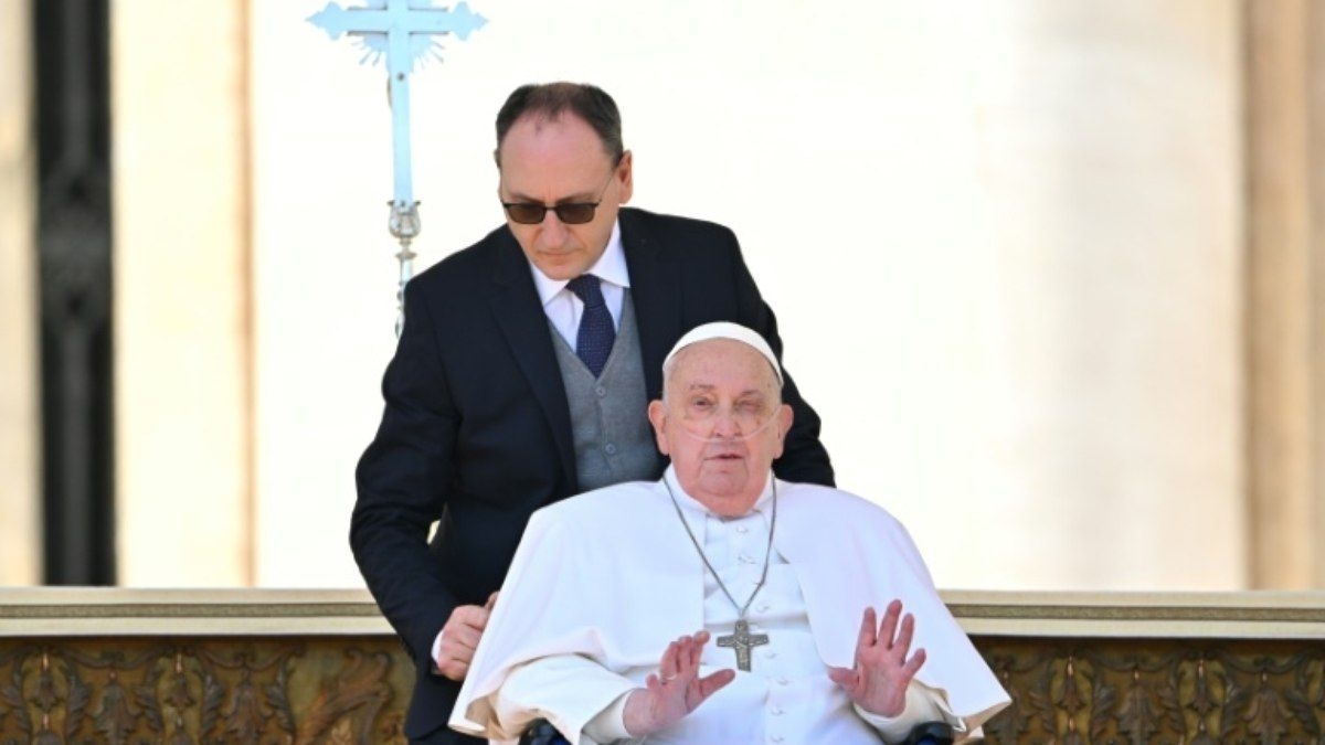 Papa Francisco faz aparição na Praça de São Pedro
